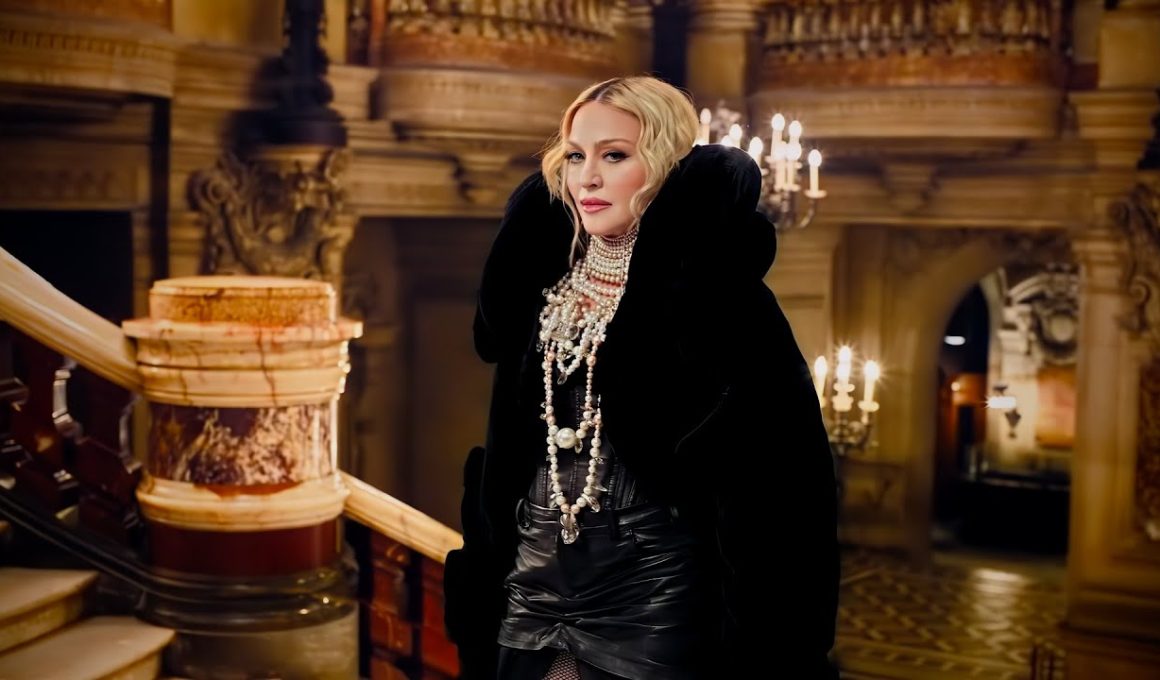 A cantora Madonna em gravação de comercial: rainha do pop abraça causas sociais (Foto: Divulgação)