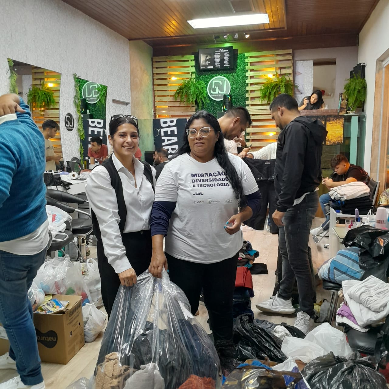 A venezuelana Marianela Arana (direita) ajuda a recolher doações para imigrantes e lidera projeto de apoio psicológico com outros estrangeiros