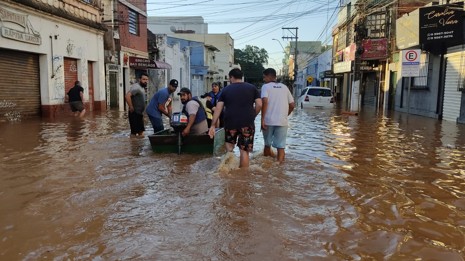 Integrantes da Associação de Angolanos auxiliam no resgate em enchentes gaúchas (Foto: Narrador Kanhanga / Divulgação)