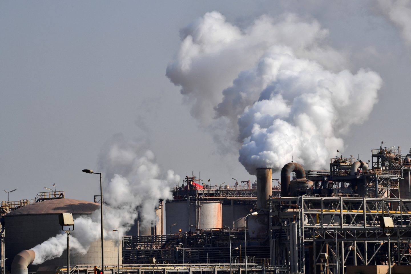 Fumaça nas chaminés de uma planta industrial em Jubail, cidade que fica cerca de 95 quilómetros ao norte de Dammam, província oriental da Arábia Saudita. O país está cada vez mais distante do Acordo de Paris. Foto Giuseppe Cacace/AFP