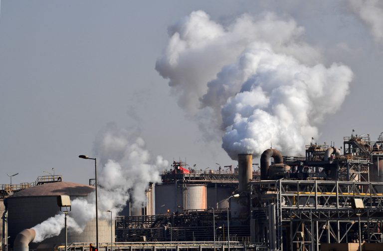 Fumaça nas chaminés de uma planta industrial em Jubail, cidade que fica cerca de 95 quilómetros ao norte de Dammam, província oriental da Arábia Saudita. O país está cada vez mais distante do Acordo de Paris. Foto Giuseppe Cacace/AFP