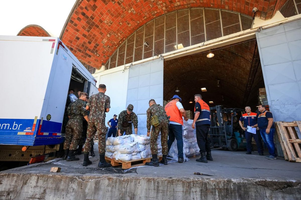 Doações às vítimas das chuvas no Rio Grande do Sul chegam no Centro Logístico da Defesa Civil Estadual: guia orienta como doar pela internet com segurança (Foto: Gustavo Mansur / GovRS)