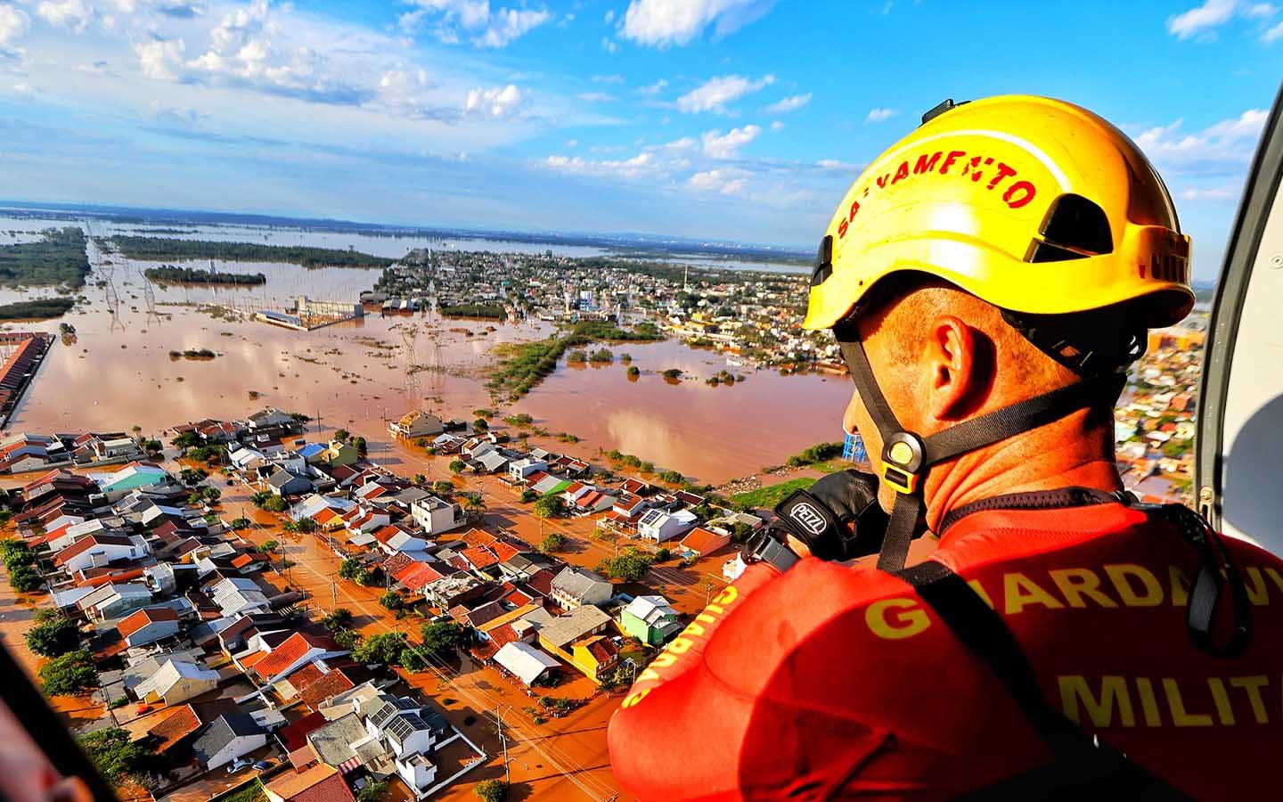 Operação de resgate com o helicóptero do Corpo de Bombeiros na região metropolitana de Porto Alegre: degradação ambiental da Amazônia impactou chuvas no Sul (Foto: Lauro Alves/GOVRS)