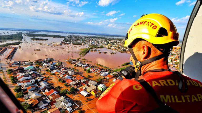 Operação de resgate com o helicóptero do Corpo de Bombeiros na região metropolitana de Porto Alegre: degradação ambiental da Amazônia impactou chuvas no Sul (Foto: Lauro Alves/GOVRS)