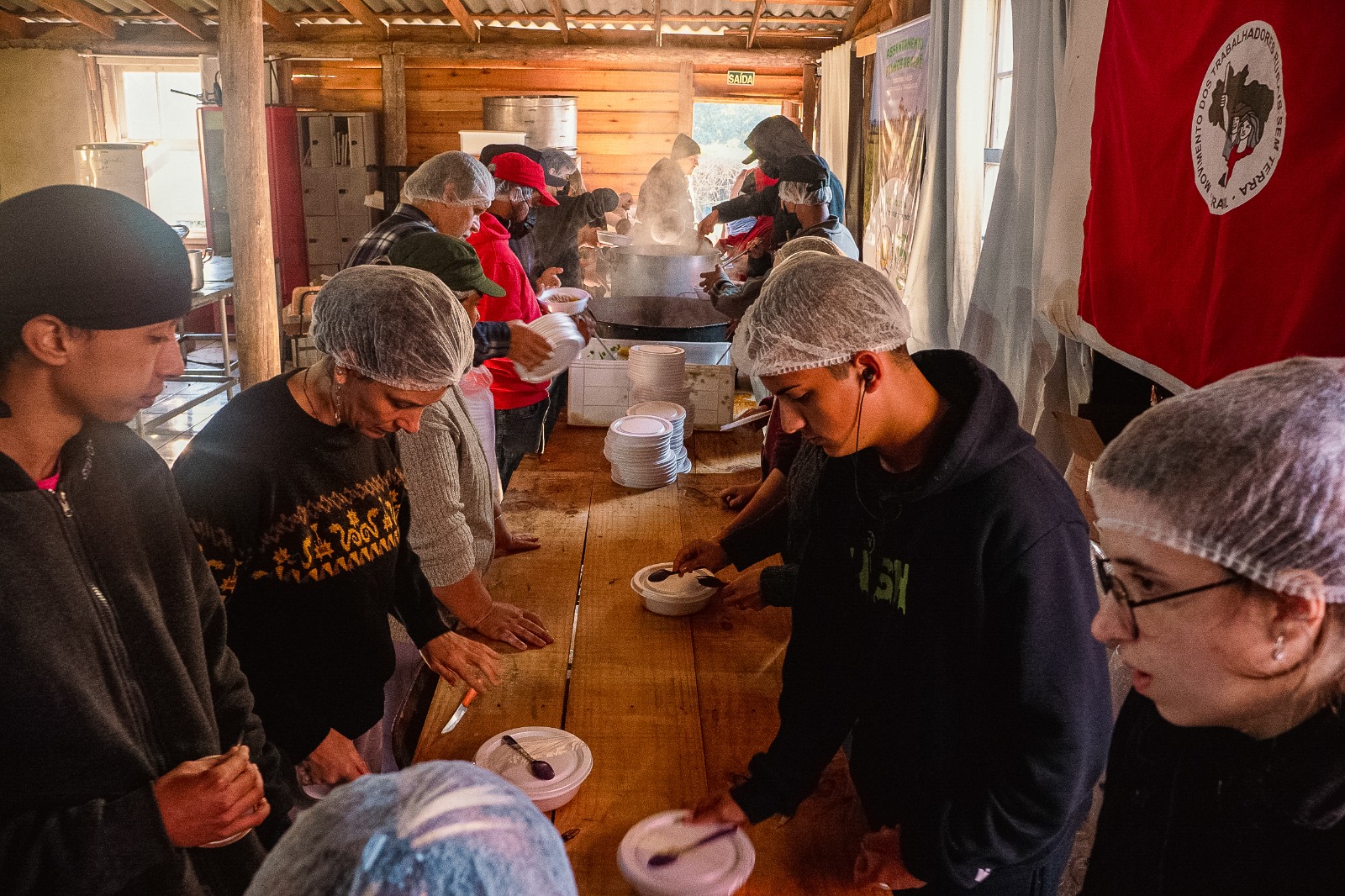 Produção de marmitas em assentamento do MST: cozinhas solidárias para auxiliar as pessoas mais afetadas pelas enchentes (Foto: Natxo Devicente / MST)