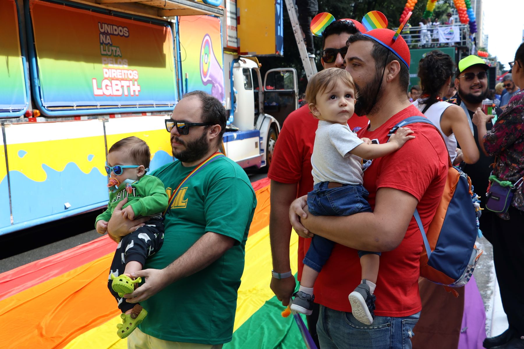 Pais e filhos na 28ª Parada do Orgulho LGBT+ de São Paulo: defesa dos direitos da comunidade (Foto: Rovena Rosa / Agência Brasil)