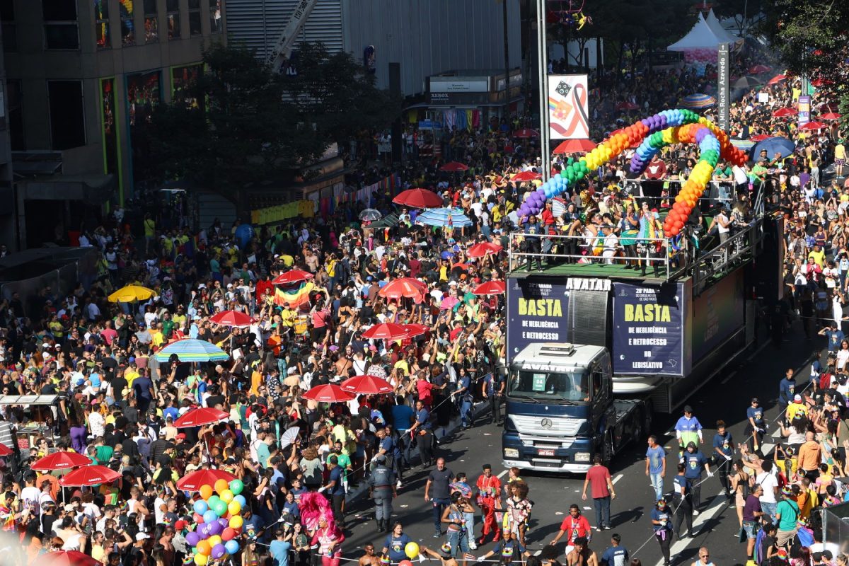 Multidão acompanha 28ª Parada do Orgulho LGBT+ em São Paulo, seguindo trio elétrico com a mensagem "Basta de Negligência e Retrocesso": defesa dos direitos (Foto: Rovena Rosa / Agência Brasil)