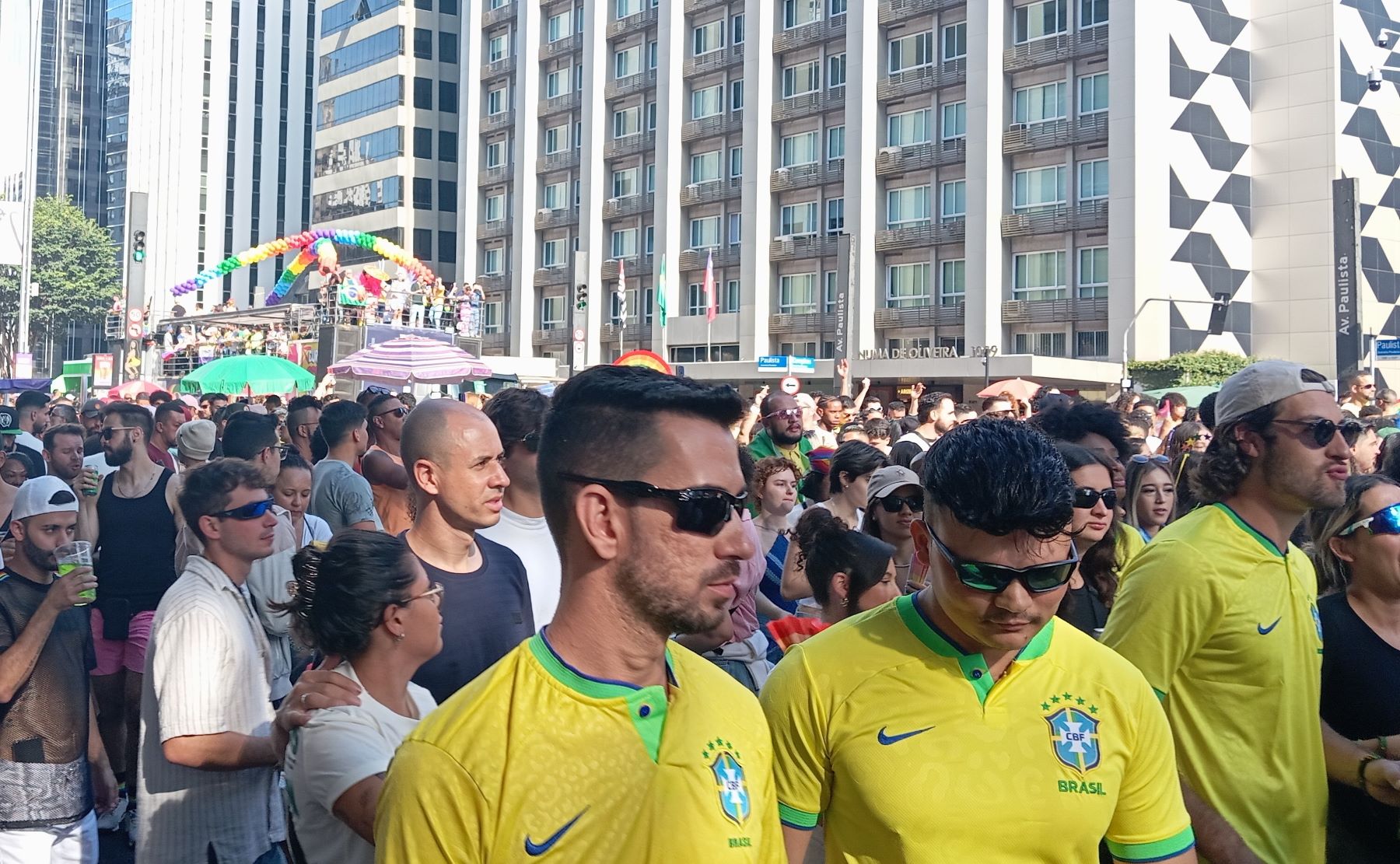 Resgate do verde e amarelo na Parada LGBT+: defesa do voto consciente e dos direitos da comunidade (Foto: Guilherme Silva)