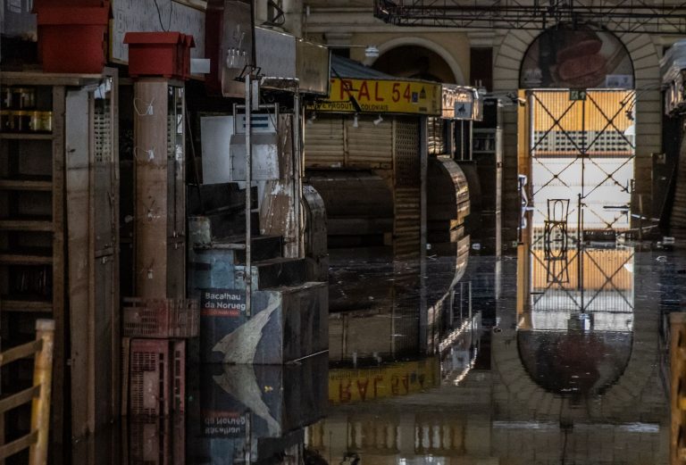 Mercado Pública de Porto Alegre alagado pela enchente: mudanças climáticas dobraram chances de chuva extrema no Rio Grande do Sul (Foto: Rafa Neddermeyer / Agência Brasil - 25/05/2024)