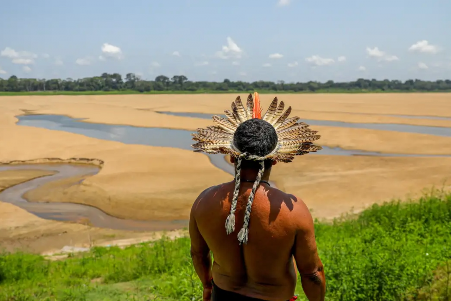 Indígena observa Rio Negro quase seco durante estiagem histórica na Amazônia: debate sobre direitos da natureza para garantir meio ambiente equilibrado para humanos e não humanos, incluindo animais, rios, plantas e montanhas (Foto: Alex Pazuello / Governo do Amazonas - 21/10/2023)
