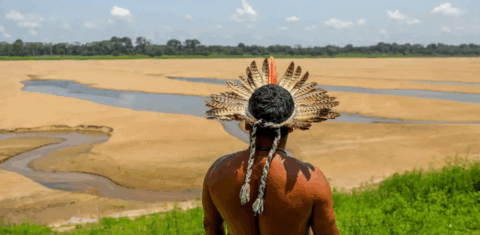 Indígena observa Rio Negro quase seco durante estiagem histórica na Amazônia: debate sobre direitos da natureza para garantir meio ambiente equilibrado para humanos e não humanos, incluindo animais, rios, plantas e montanhas (Foto: Alex Pazuello / Governo do Amazonas - 21/10/2023)