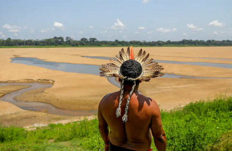 Indígena observa Rio Negro quase seco durante estiagem histórica na Amazônia: debate sobre direitos da natureza para garantir meio ambiente equilibrado para humanos e não humanos, incluindo animais, rios, plantas e montanhas (Foto: Alex Pazuello / Governo do Amazonas - 21/10/2023)