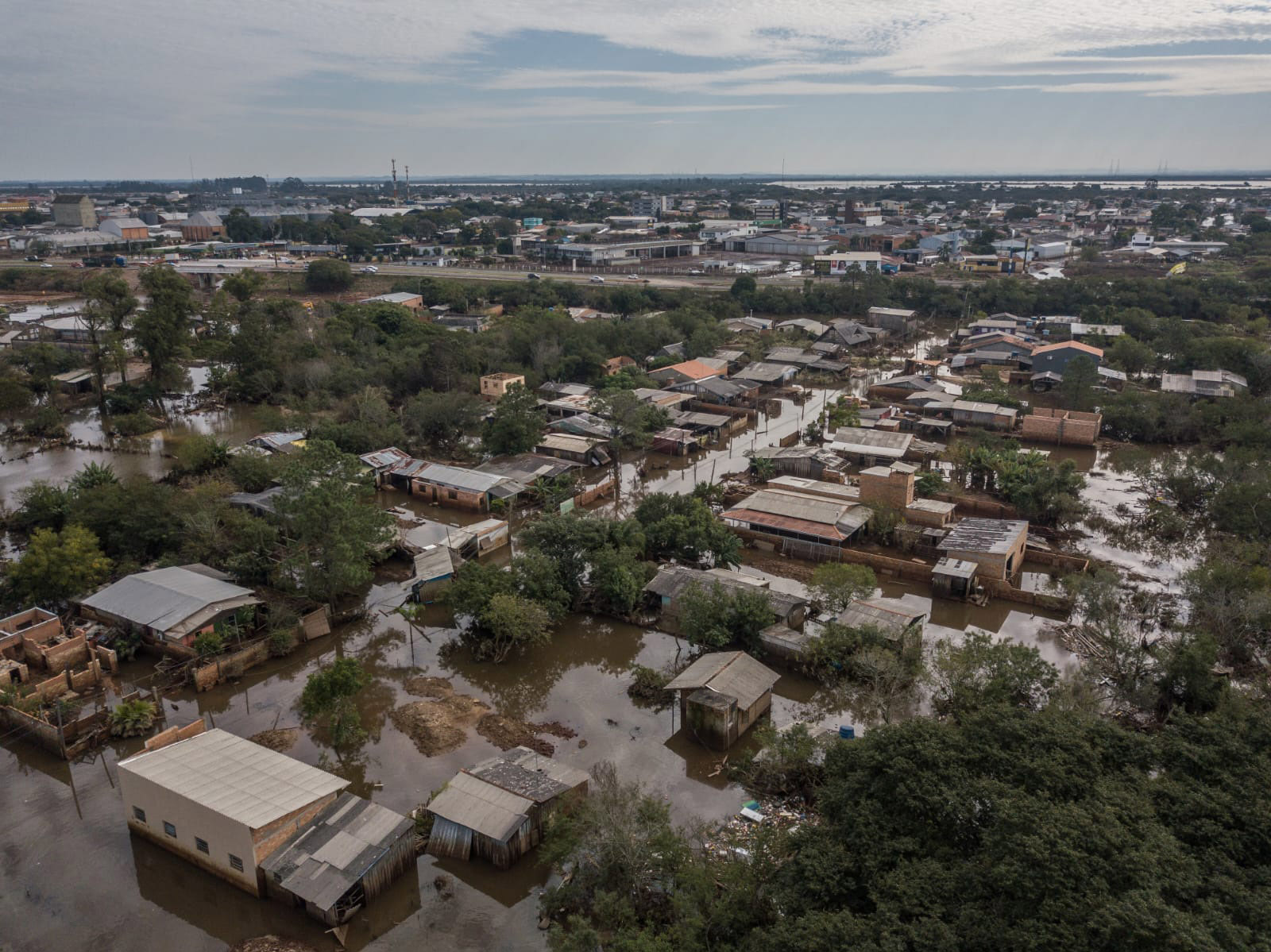 Casas atingidas pelas inundações em Eldorado do Sul: MaoBiomas aponta que município teve 66% de sua área urbanizada afetada pelo eventos extremos (Foto: Rafa Neddermeyer / Agência Brasil - 22/05/2024)