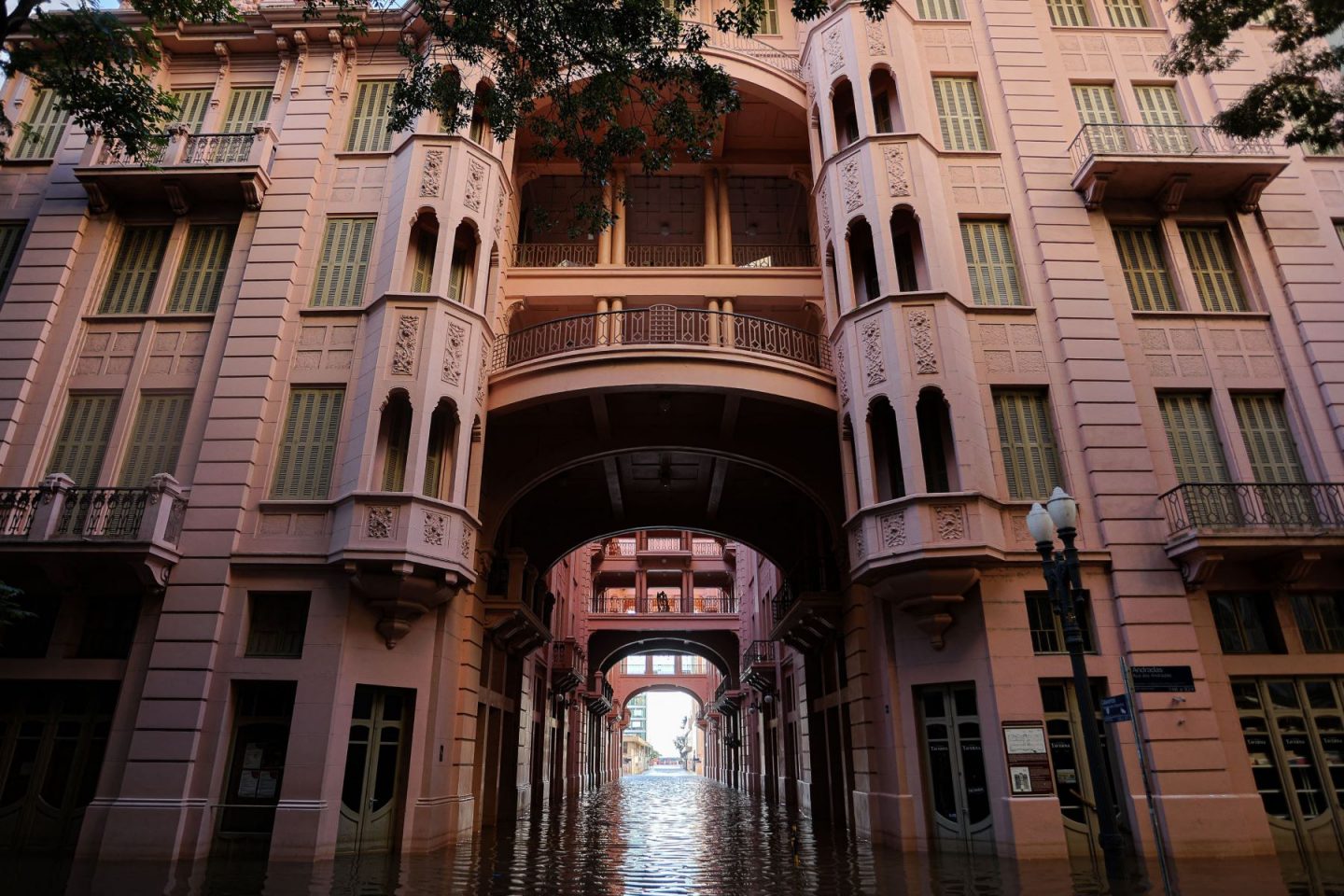 A Casa de Cultura Mario Quintana inundada pelas águas do Guaíba: artistas, músicos, atores, produtores culturais e técnicos do setor com trabalho e renda comprometidos (Foto: Maxi Franzoi / AGIF / via AFP - 17/05/2024)