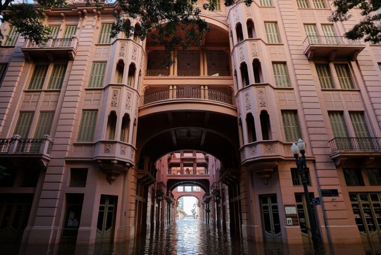 A Casa de Cultura Mario Quintana inundada pelas águas do Guaíba: artistas, músicos, atores, produtores culturais e técnicos do setor com trabalho e renda comprometidos (Foto: Maxi Franzoi / AGIF / via AFP - 17/05/2024)
