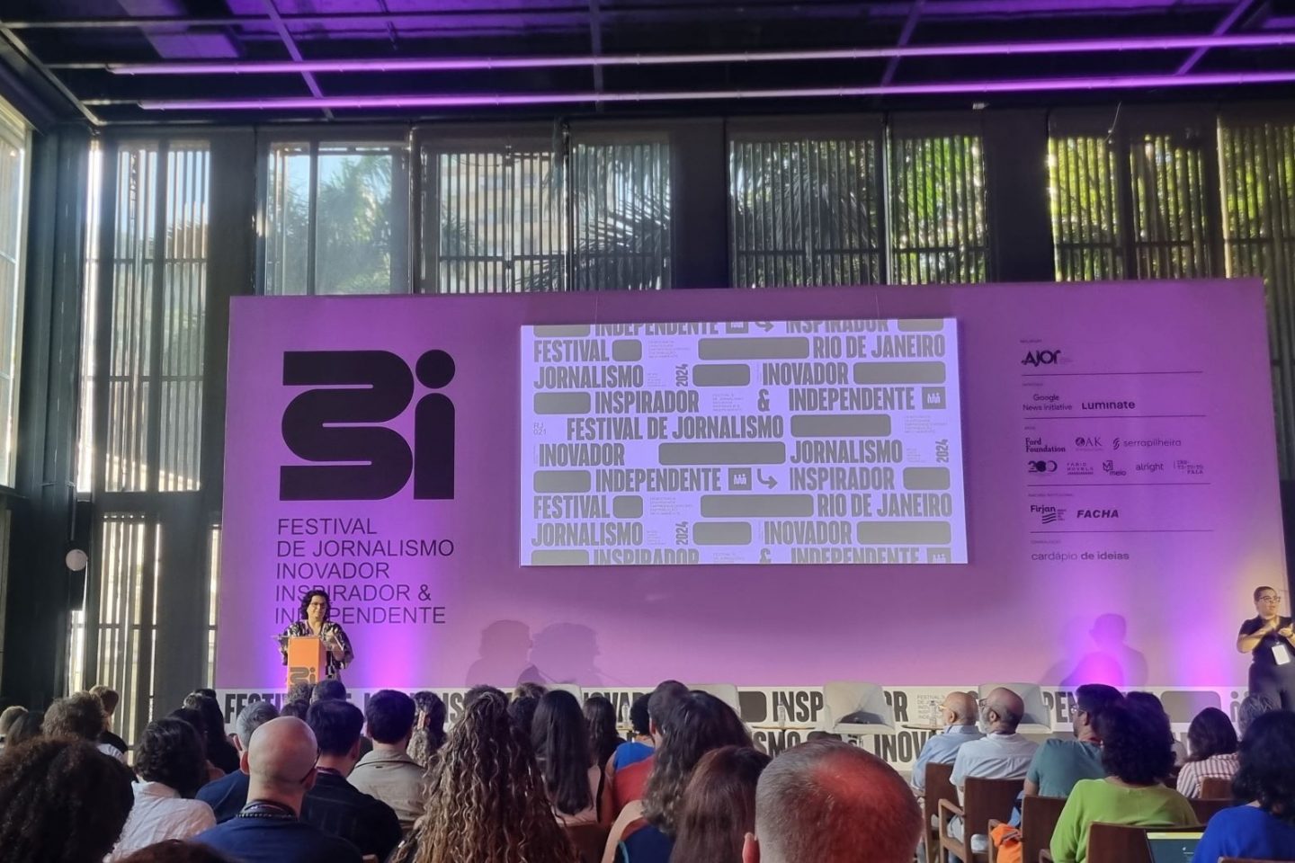A jornalista Carol Monteira, presidente da Ajor, na abertura do Festival 3i: Inteligência artificial, novos modelos de negócios, e dados e tendências (Foto: Oscar Valporto)