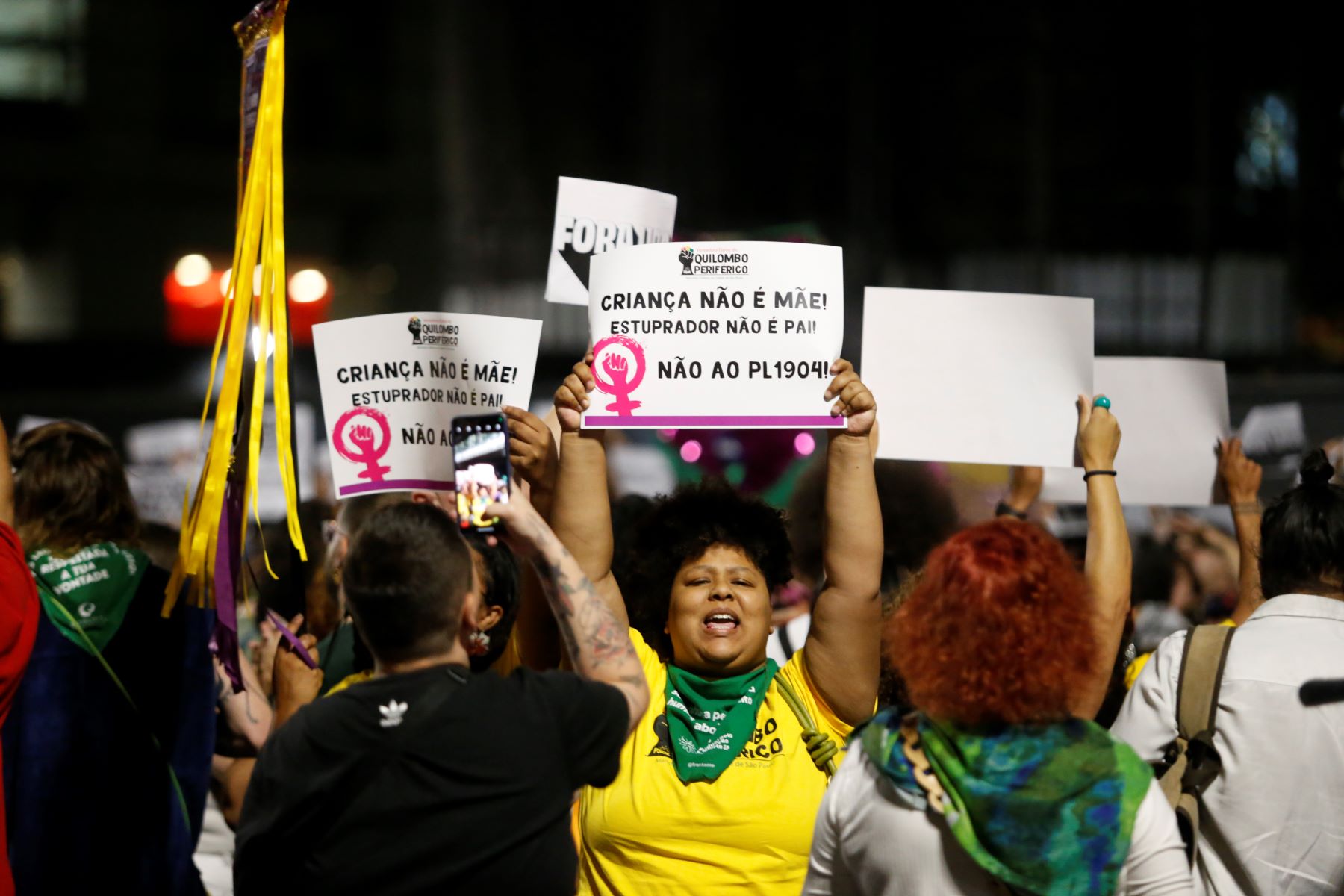 Ato contra o PL1904, o PL do estupro, em São Paulo: no Brasil, a cada hora, são feitas seis denúncias de casos de estupro de vulnerável, isto é, menores de 14 anos (Foto: Paulo Pinto / Agência Brasil)