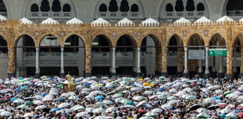 Peregrinos tentam se proteger do sol de mais de 40 graus na Grande Mesquita na cidade sagrada de Meca, na Arábia Saudita: mais de 500 mortes relacionadas ao calor na peregrinação do Hajj (Foto: AFP)
