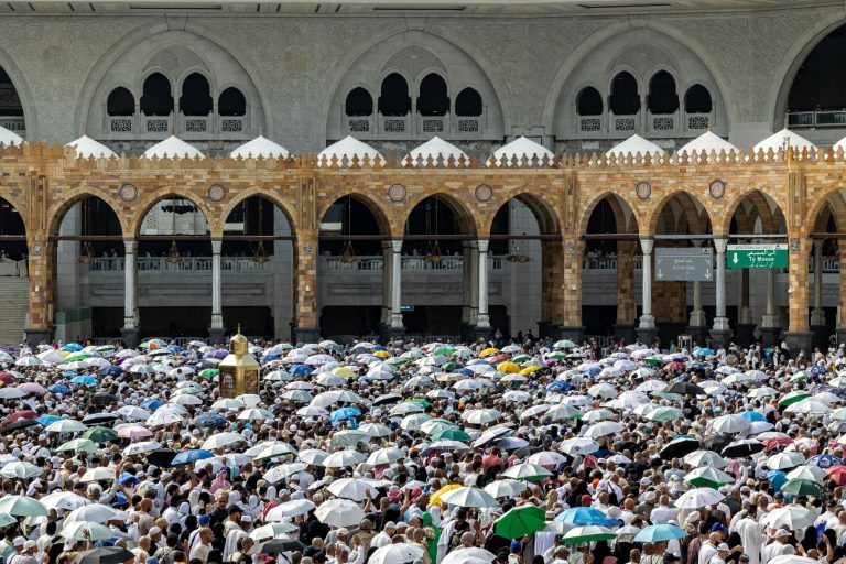 Peregrinos tentam se proteger do sol de mais de 40 graus na Grande Mesquita na cidade sagrada de Meca, na Arábia Saudita: mais de 500 mortes relacionadas ao calor na peregrinação do Hajj (Foto: AFP)