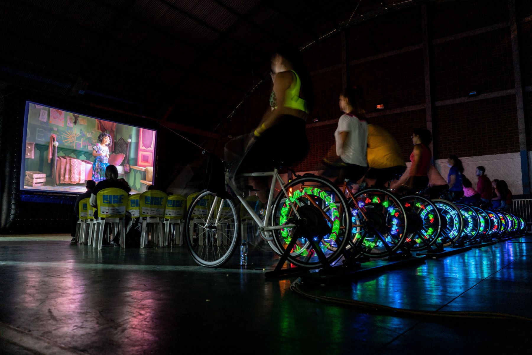 BikeCine: exibição de filmes com energia limpa, gerada pelo público ao pedalar (Foto: Maurício Noro / BikeCine)