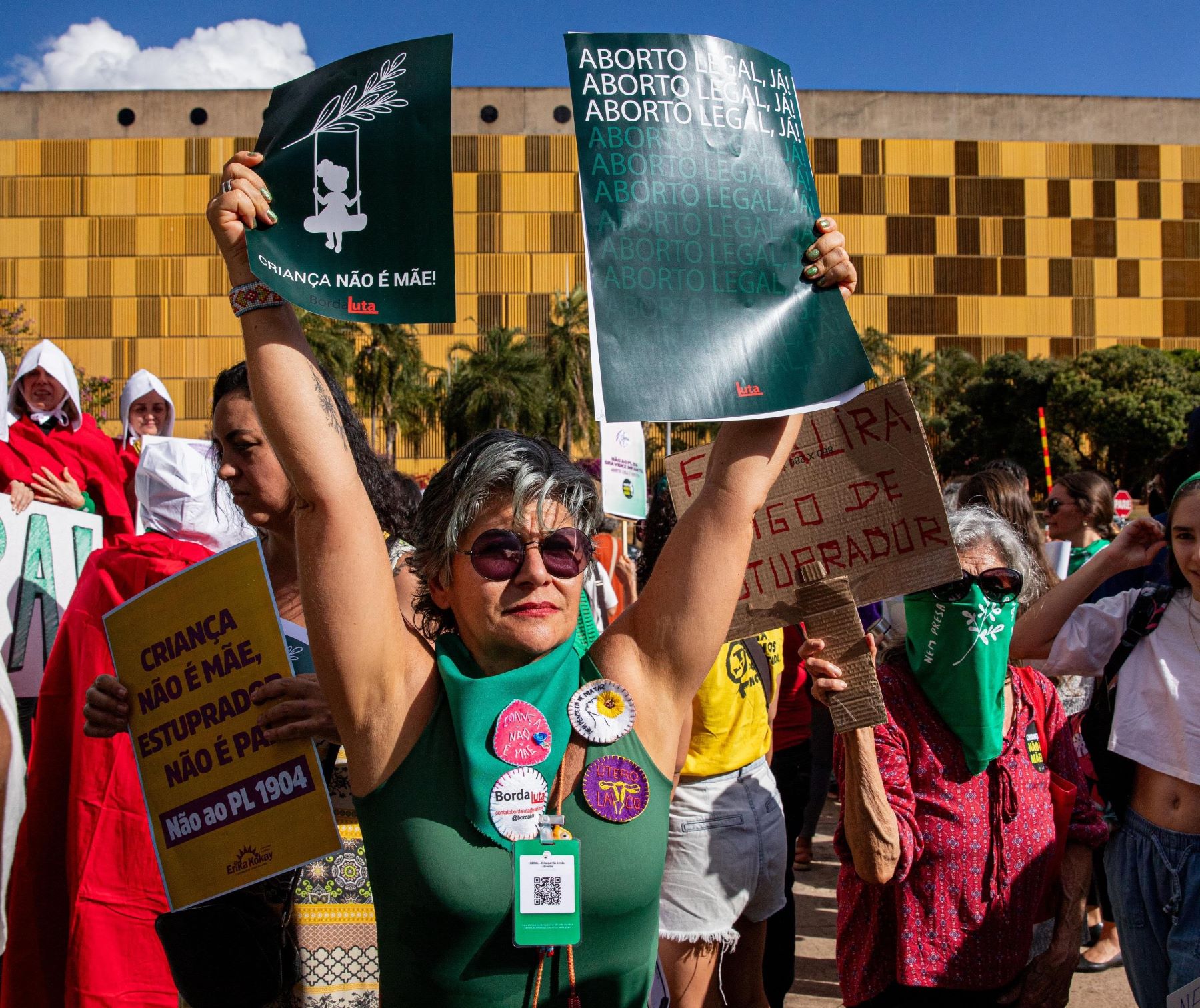 A gaúcha Dirnamara, bordadeira e filósofa, na manifestação contra o PL do aborto: diversidade na mobilização (Foto: Juliana Duarte / Movimento Criança não é Mãe)