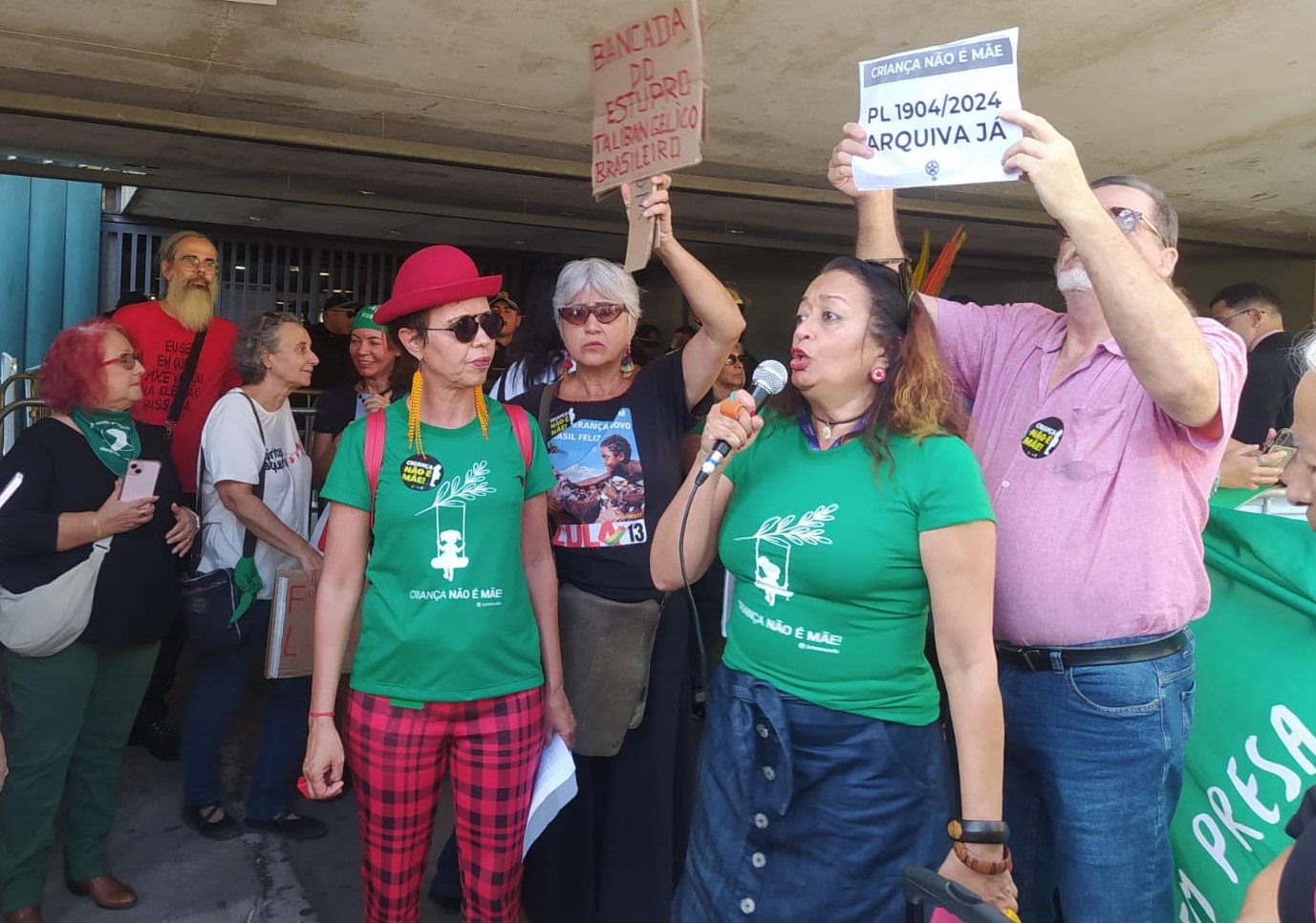 Claudia Regina, maranhense e bibliotecária, discursa em frente à Câmara: “Pisa ligeiro, pisa ligeiro; quem não pode com a formiga não atiça o formigueiro” (Foto; Arquivo Pessoal)