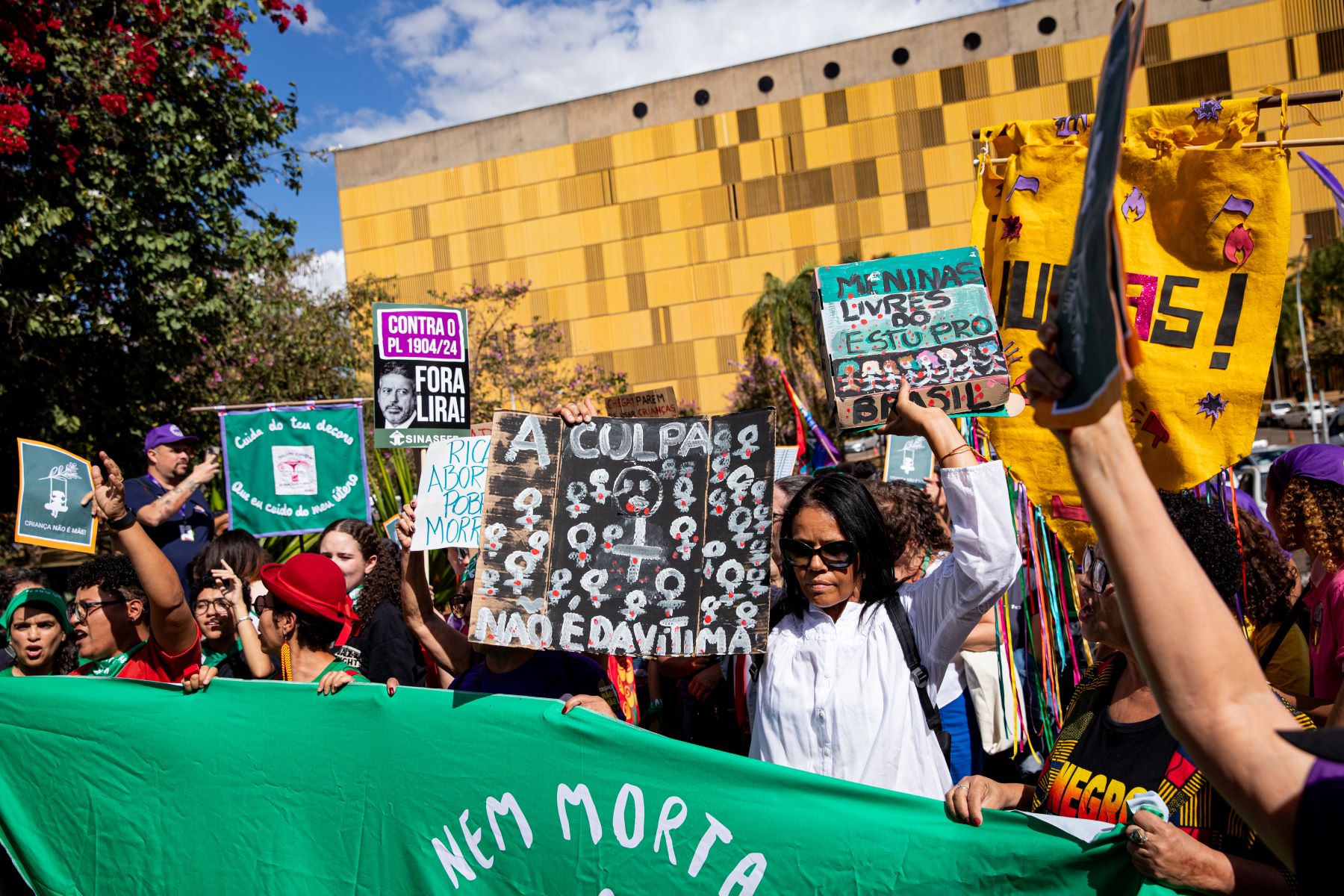 Manifestação reunindo diversas organizações na Câmara: grupo protocolou o requerimento que pede o arquivamento do PL em duas comissões (Foto: Juliana Duarte / Movimento Criança não é Mãe)