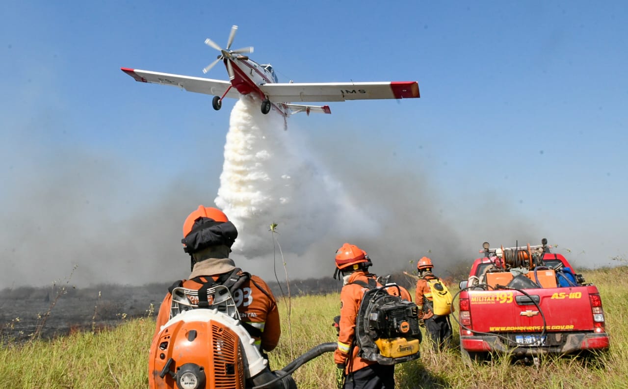 Avião ajuda bombeiras no combate ao fogo no Pantanal: animais ameaçados pelas queimadas (Foto: Bruno Rezende / SecomMS)