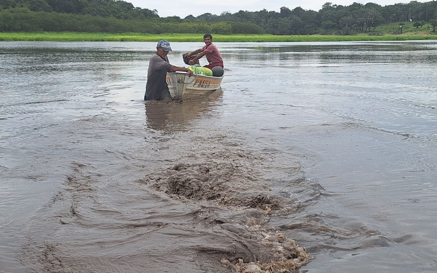 Navegação nos rios amazônicos em tempo de seca: menos fartura e mais dificuldade de escoar produção (Foto: Paulo Araújo)