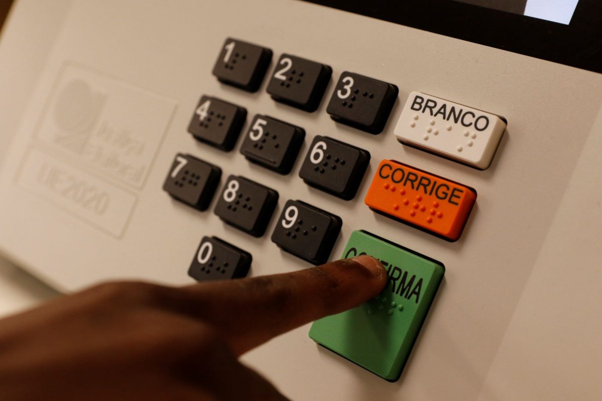 Urna eletrônica para as eleições municipais: prefeituras podem atuar em parceria com organizações da sociedade civil para garantir a democracia (Foto: Fernando Frazão / Agência Brasil - 29/09/2022)