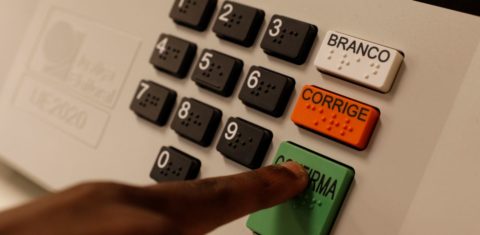 Urna eletrônica para as eleições municipais: prefeituras podem atuar em parceria com organizações da sociedade civil para garantir a democracia (Foto: Fernando Frazão / Agência Brasil - 29/09/2022)