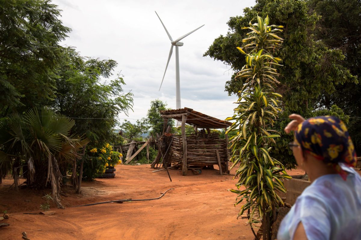 ATENÇÃO: FOTO CEDIDA EXCLUSIVAMENTE PARA ESPECIAL SOBRE SOBRADINHO Aerogeradores em meio à paisagem sertaneja: famílias removidas para construção da barragem de Sobradinho enfrentam investidas de empreendimentos de energia eólica e de mineração (Foto: Thomas Bauer - CPT Bahia/ H3000)