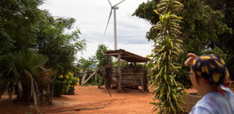 ATENÇÃO: FOTO CEDIDA EXCLUSIVAMENTE PARA ESPECIAL SOBRE SOBRADINHO Aerogeradores em meio à paisagem sertaneja: famílias removidas para construção da barragem de Sobradinho enfrentam investidas de empreendimentos de energia eólica e de mineração (Foto: Thomas Bauer - CPT Bahia/ H3000)