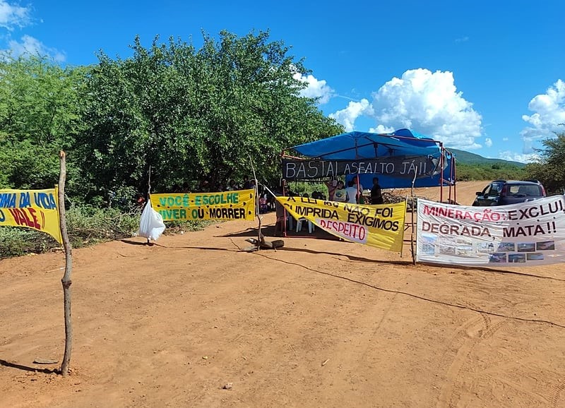 Manifestação em 2023 contra a mineração na Serra da Bicuda: protestos chegaram a interromper as atividades da Tombador Iron no Brasil (Foto: Divulgação)