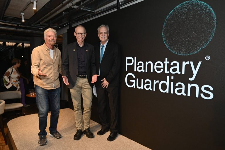 O brasileiro Carlos Nobre, com o empresário Richard Branson e o cientista sueco Johan Rockstrom, é o mais novo Guardião Planetário (Foto: Divulgação)