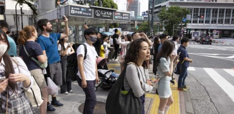 Pedestres aguardam a abertura do sinal de trânsito em uma esquina de Tóquio. O país vem apresentando um decrescimento populacional desde 2010. Foto Stanislav Kogiku/APA via AFP