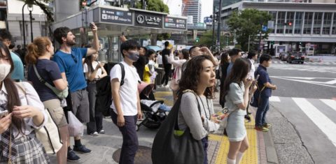 Pedestres aguardam a abertura do sinal de trânsito em uma esquina de Tóquio. O país vem apresentando um decrescimento populacional desde 2010. Foto Stanislav Kogiku/APA via AFP