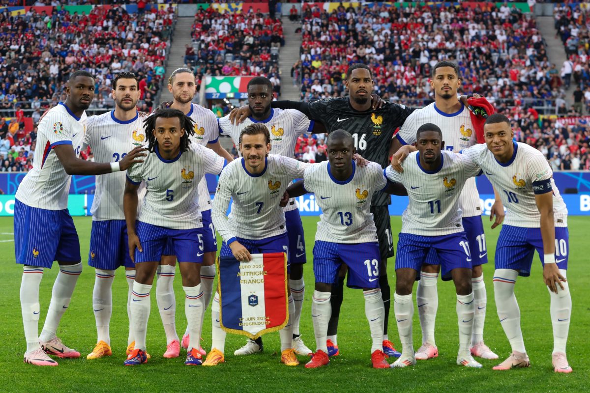 A seleção francesa na estreia da Euro: oito negros na seleção do país que caminha para a extrema-direita. Andrzej Iwanczuk/NurPhoto/AFP)