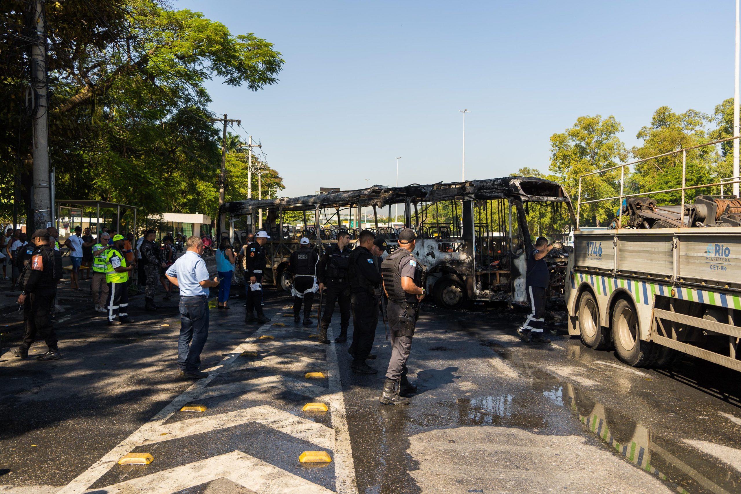 Ônibus incendiado bloqueia a Avenida Brasil, no protesto por mais uma operação policial na Maré: teimosia inaceitável. Foto Patrick Marinho/Maré de Notícias