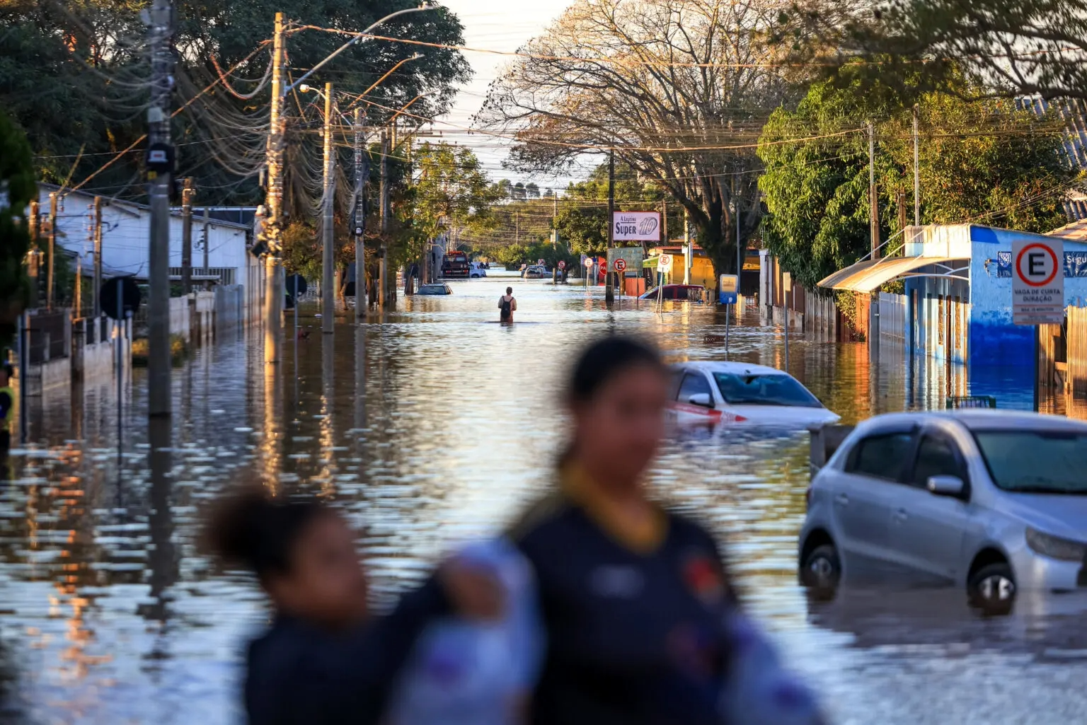 Ilhados pelas águas, população em Eldorado do Sul atravessa água para alcançar abrigo (Foto: Gustavo Mansur/ Palácio Piratini)