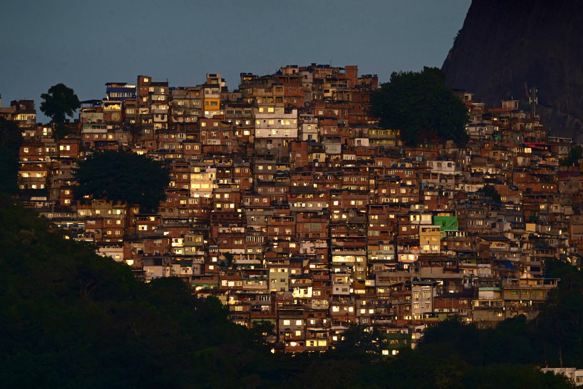 Vista aérea da Rocinha. Favela da Zona Sul do Rio de Janeiro abriga mais de cem pontos de atividades culturais. Foto Pablo Porciuncula/AFP