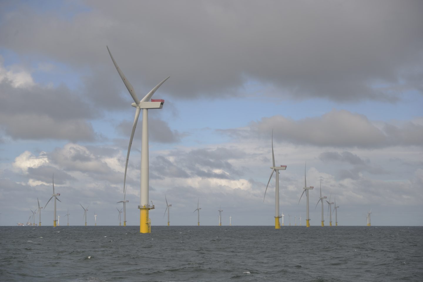 O parque eólico de Gwynt y Môr, na costa norte do País de Gales, é o segundo maior parque eólico offshore do mundo. Como um dos primeiros atos do recém-eleito governo trabalhista foi suspensa a proibição para a construção de novas fazendas de vento onshore (em terra) no Reino Unido. Foto Jonathan Nicholson/NurPhoto via AFP