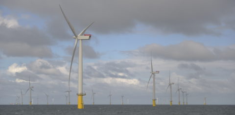 O parque eólico de Gwynt y Môr, na costa norte do País de Gales, é o segundo maior parque eólico offshore do mundo. Como um dos primeiros atos do recém-eleito governo trabalhista foi suspensa a proibição para a construção de novas fazendas de vento onshore (em terra) no Reino Unido. Foto Jonathan Nicholson/NurPhoto via AFP