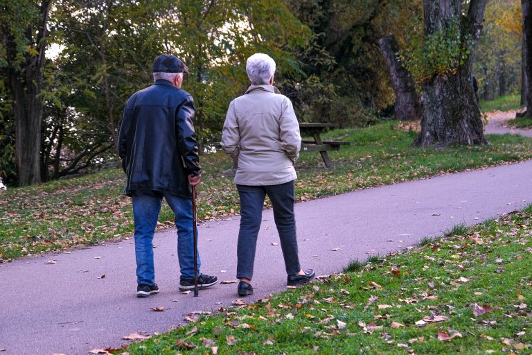 Casal de idosos caminha em um parque de Valence, na França. Expectativa de vida, média, no mundo chegará aos 82 anos. Foto Nicolas Guyonnet/Hans Lucas via AFP