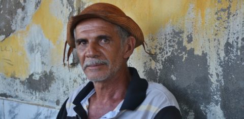 Desalojado na infância de sua casa numa comunidade alagada pela construção da hidrelétrica, Antonio Tomaquim teme a chegada de eólicas e a ameaça ao sítio arqueológico indígena (Foto: Nathallia Fonseca)
