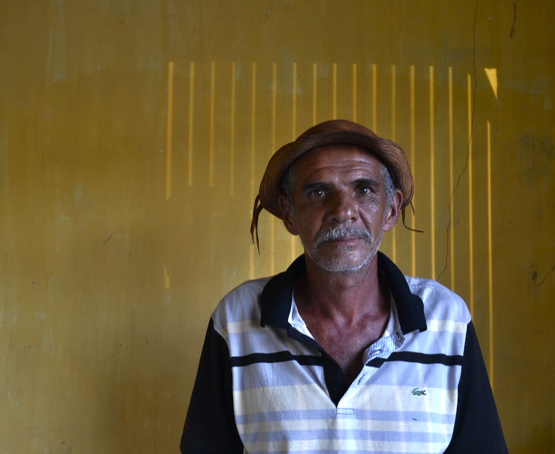 Em sua casa em Sobradinho, Antônio Tomaquim aponta o impacto de tirar gente e botar represa: "Todo ano, quando a gente observa, tem mais terra seca" (Foto: Nathallia Fonseca)