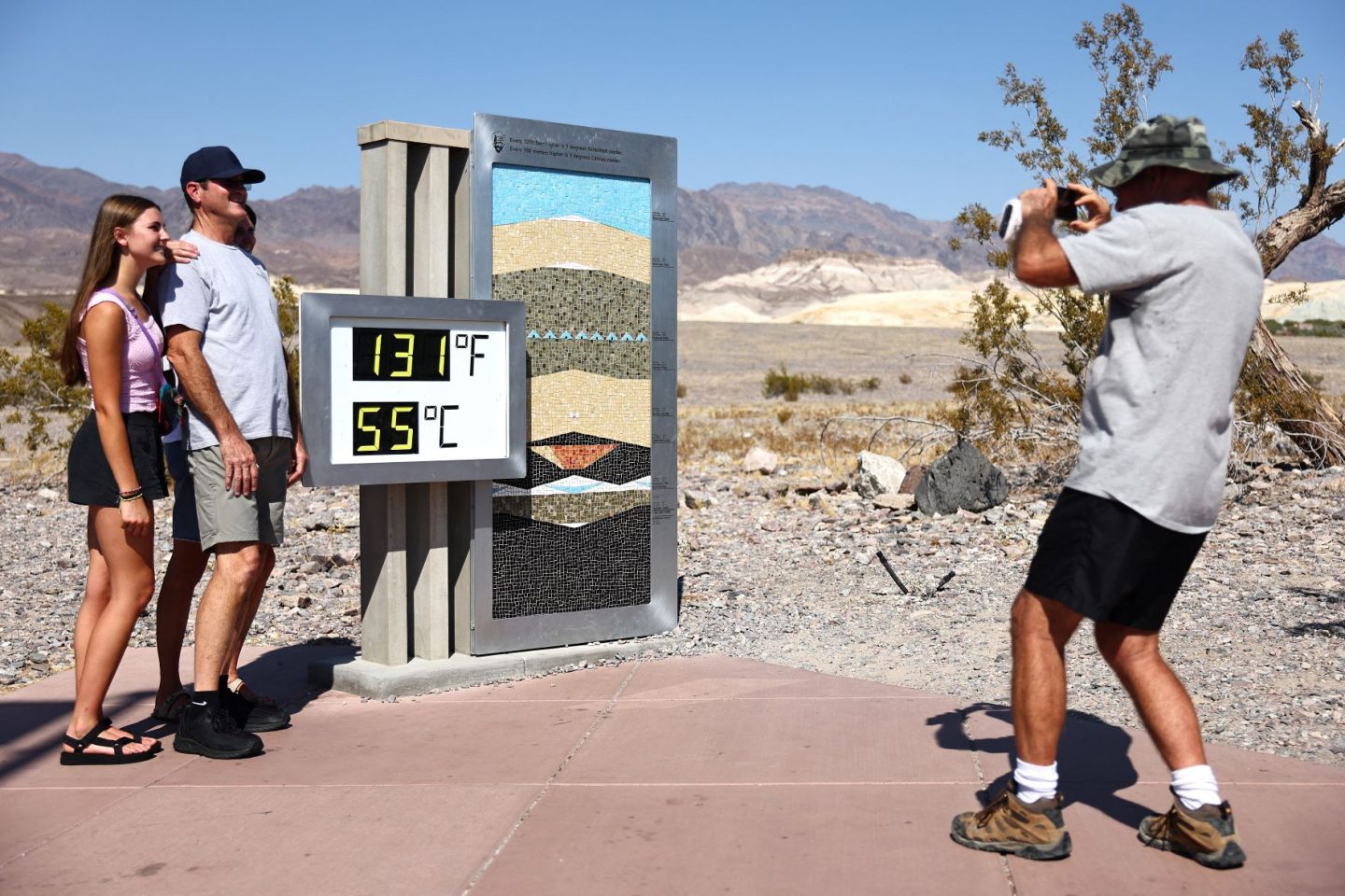 Turistas tiram fotos no Vale da Morte com termômetros marcando 55 graus: Estados Unidos já registraram 28 mortos por calor e maior do país está sob alerta (Foto: Mario Tama / AFP - 09/07/2024)