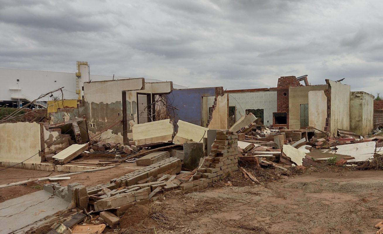 Foto colorida de casa destruída pelas enchentes em Lajeado. Na imagem aparecem paredes em pedaços