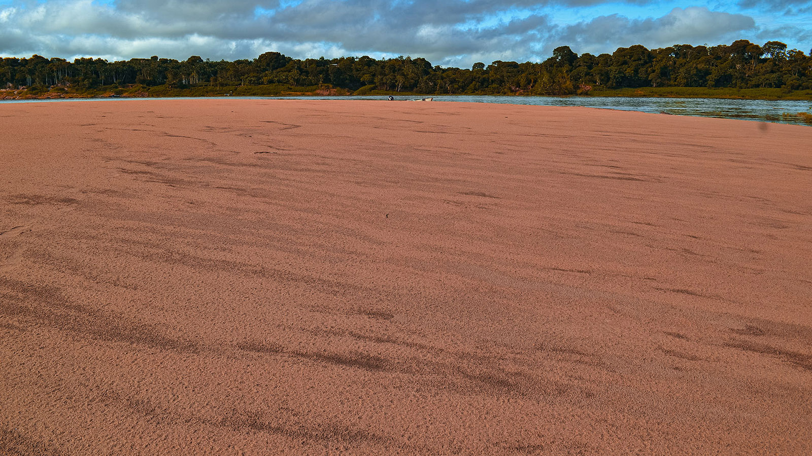 Uma das principais vias fluviais, a divisa do Lago Tefé e o rio Solimões secou em 2023: rios da Amazônia estão novamente secando antes do previsto (Foto: Stéffane Azevedo/Amazônia Real - Dezembro de 2023)