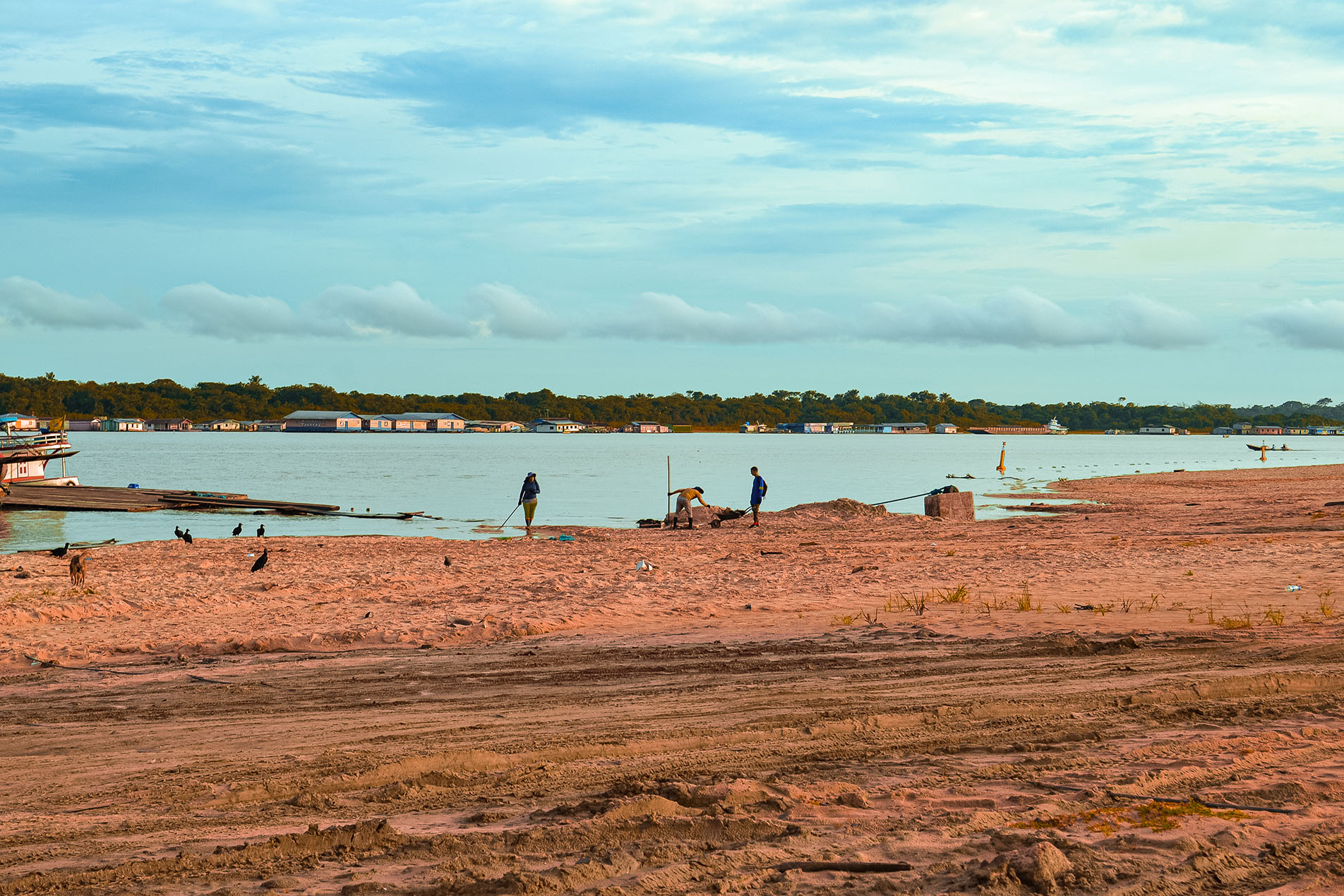 Lago Tefé depois de dois meses da extrema seca em 2023: previsões indicam ocorrência de chuvas abaixo do normal e temperaturas acima do normal para os próximos seis meses de 2024 (Foto: Stéffane Azevedo/Amazônia Real - Dezembro de 2023)